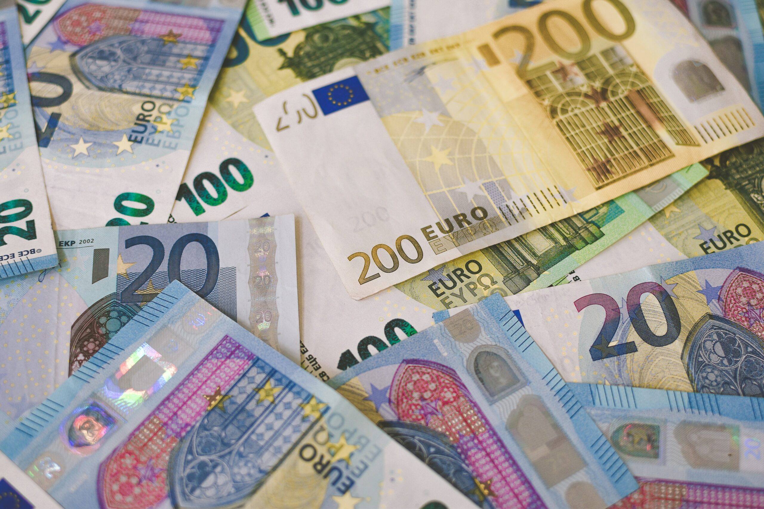 Nell'immagine si vedono delle banconote in euro