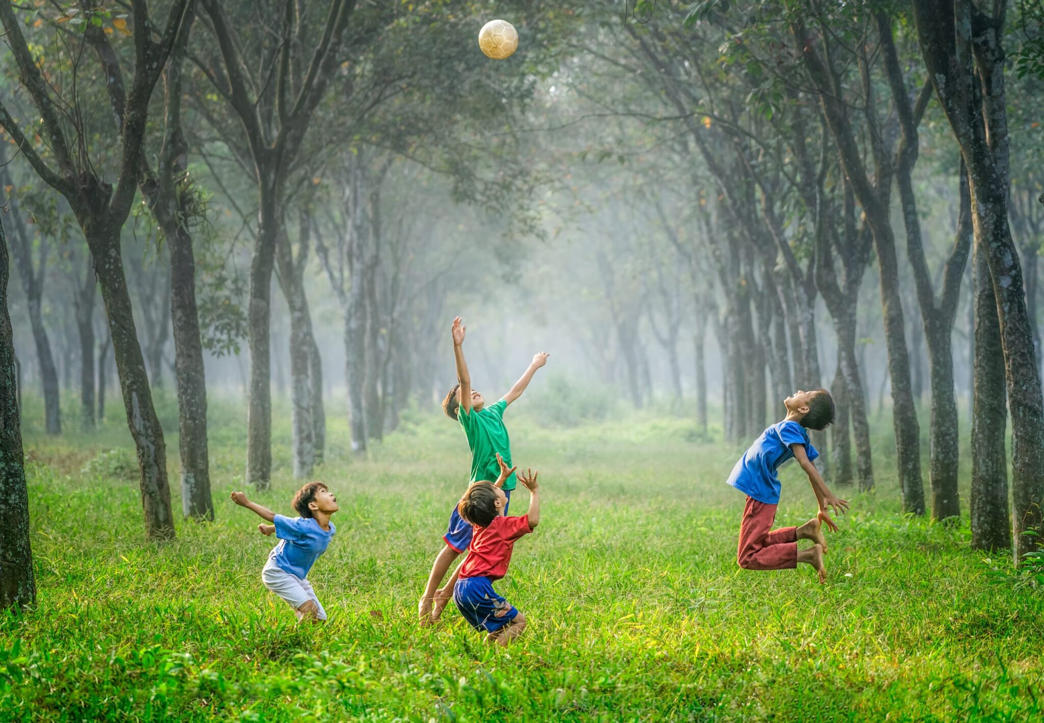 Bambini che giocano felici in un prato