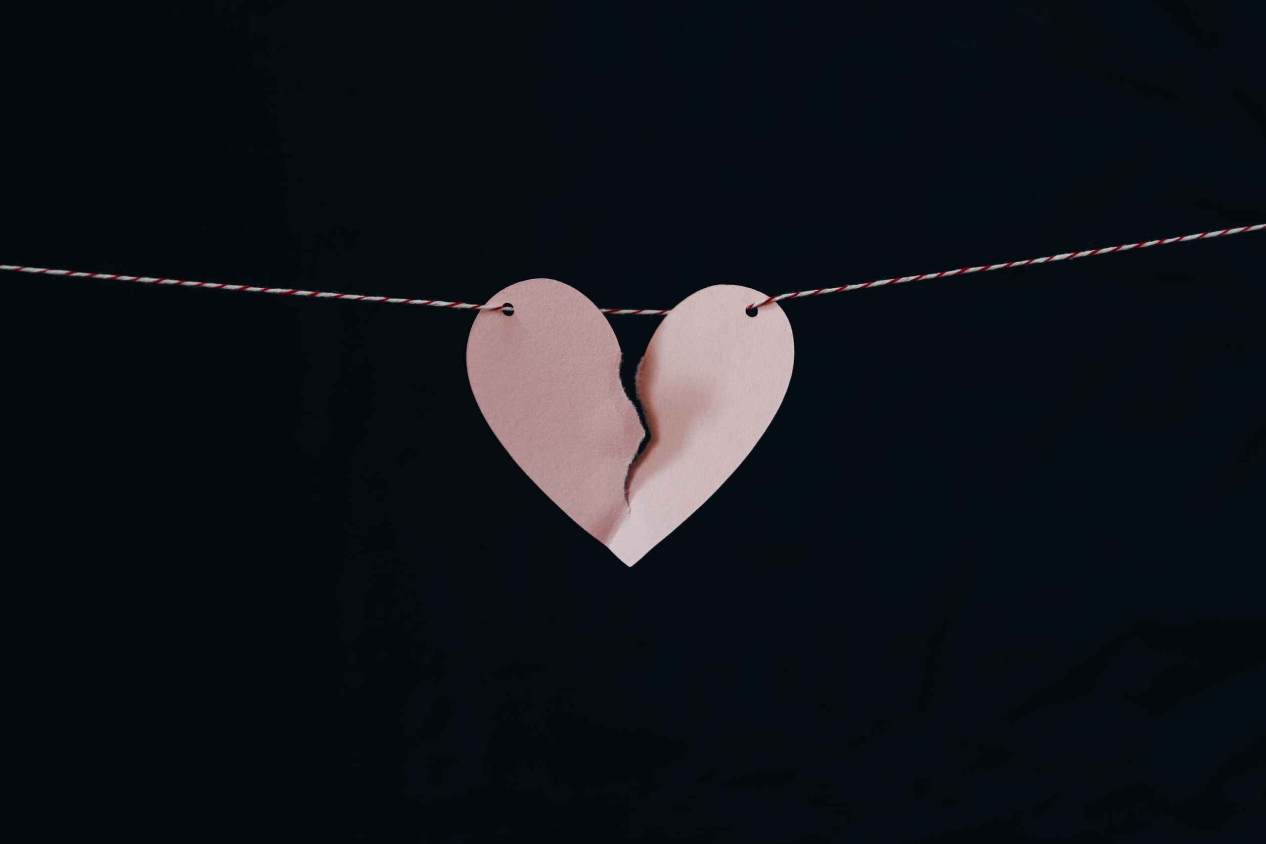 immagine di un cuore di carte a simboleggiare la fine di una relazione dopo una separazione e un divorzio